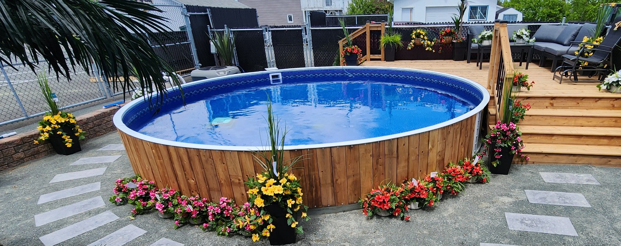 Piscine semi-creusée Rockwood par Latham — piscine en bois de cèdre rouge